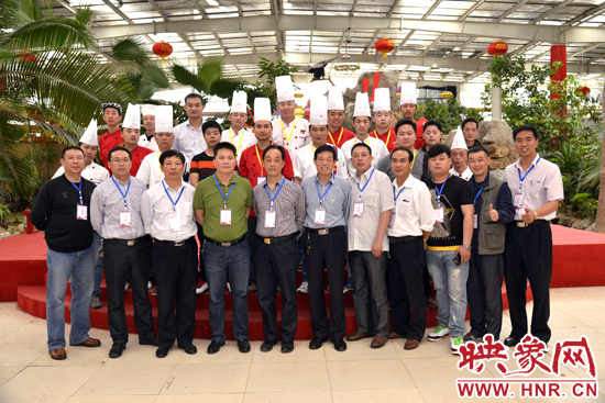 選手、工作人員和評委親密合影