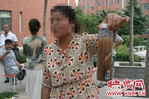 業(yè)主張女士向記者出示了一瓶從水管里接來(lái)的水。