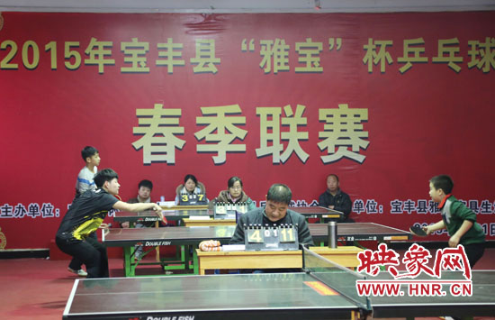 2月22日，河南省寶豐縣兩名乒乓球參賽選手在比賽中激烈角逐。