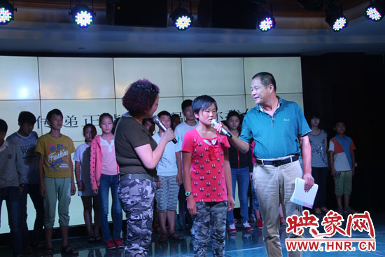 為26位貧困兒童募集94685.99元和價(jià)值近五萬(wàn)元的書(shū)籍、衣物等物資