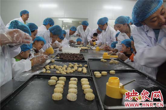 開(kāi)封殘疾兒童：制作中秋月餅 體驗(yàn)傳統(tǒng)文化