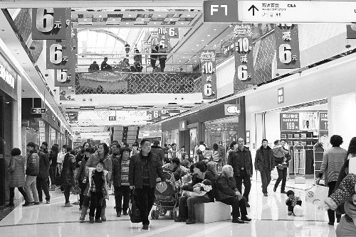  近年來，在商場“過年”成了很多市民的選擇。