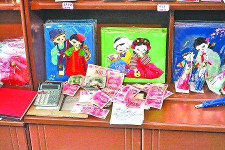 2012年6月21日，在朝鮮羅先特別市的一家商店里，柜臺上散落著一些人民幣。在朝鮮，人民幣比本國的貨幣更受歡迎。 CFP供圖