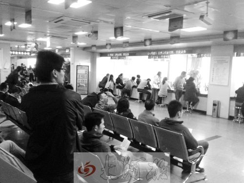 鄭州住房公積金管理中心辦事大廳，坐滿辦理業(yè)務的市民。