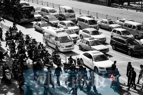 紫荊山路與商城路交叉口，見無(wú)車讓行，一輛救護(hù)車只好選擇右轉(zhuǎn)車道直行 記者 邱曉峰/攝