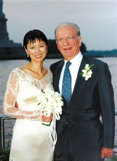 1999年6月，68歲的默多克與30歲的鄧文迪結(jié)婚。