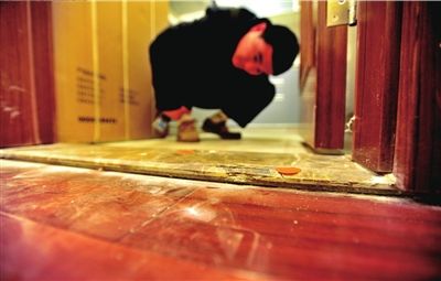 新房地板瓷磚有裂痕。 本報(bào)記者 陶冉 攝 新房地板瓷磚有裂痕。 本報(bào)記者 陶冉 攝