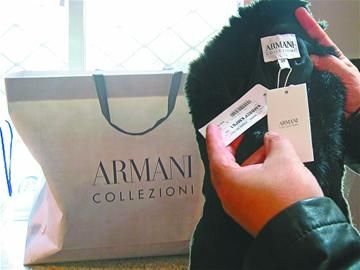 紀萬昌展示其中一件阿瑪尼女皮衣。