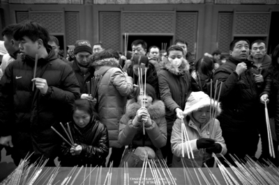 雍和宮，市民在燒香祈福