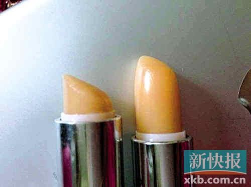 ■蘇小姐將其在專柜和聚美優(yōu)品購買的伊麗莎白雅頓唇膏對比，產(chǎn)品包裝和唇膏顏色明顯不同。