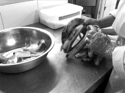 記者臥底金漢斯:烤肉變味猛加料 吃剩甜點(diǎn)再回桌 記者臥底金漢斯:烤肉變味猛加料 吃剩甜點(diǎn)再回桌