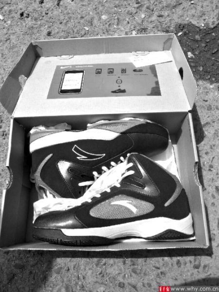 劉先生下單訂購的運(yùn)動(dòng)鞋包裝為“耐克”，里面卻是“安踏”。 受訪者供圖