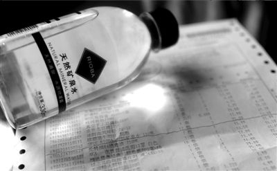 長(zhǎng)綠苔的礦泉水和超市購(gòu)物清單。 京華時(shí)報(bào)記者 王苡萱 攝