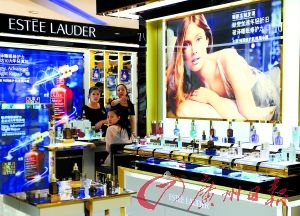 今年以來，雅詩蘭黛等大牌化妝品相繼被檢出不合格產品。（圖片來源：廣州日報 王燕攝）