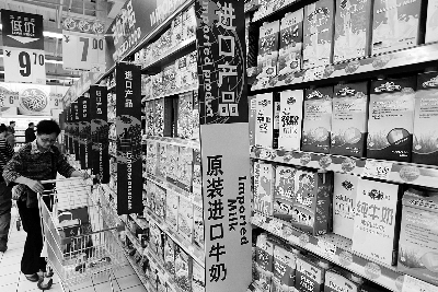 在通州某超市，進(jìn)口奶粉、純牛奶打出“原裝進(jìn)口”的招牌吸引消費(fèi)者購買 攝/法制晚報(bào)記者 黑克