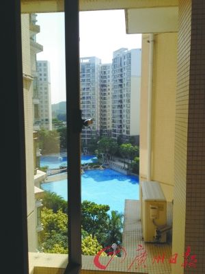 番禺某養(yǎng)老公寓外可見室外泳池。羅樺琳/圖