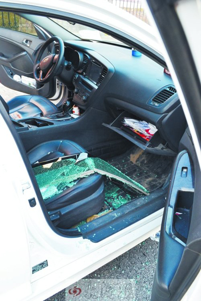 車玻璃被砸碎，車內(nèi)被翻動。