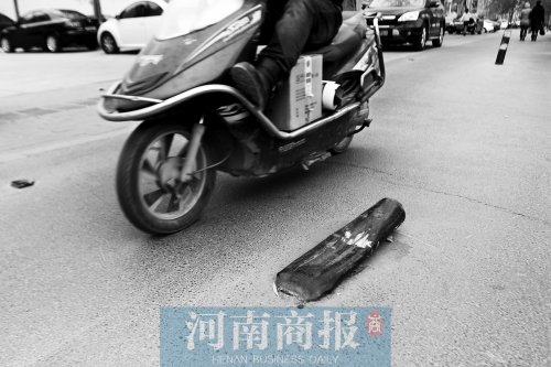 金水路上，一根路樁被撞倒