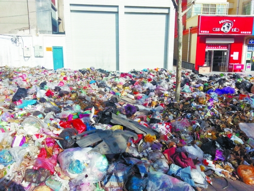 人行道上，垃圾“綿延”30來米。