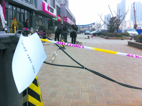 這處危險路段，從表面看沒有一點異常。但是在地面下，坍塌的大坑可裝下中巴車。