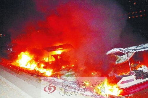 觀(guān)光船著火，火光沖天。