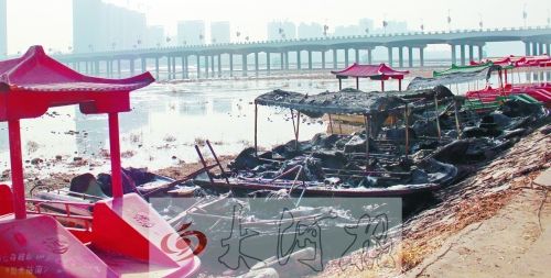 被燒毀的觀(guān)光船，殘破不堪。