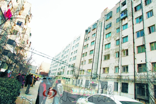 鄭州市瑞達(dá)路啟明村小區(qū)一戶居民家中（紅圈標(biāo)示處），天然氣發(fā)生爆炸。