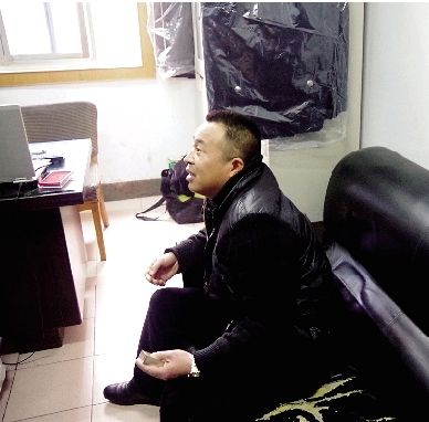 無證開套牌桑塔納轎車的段某，在華中食品城賣酒。