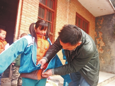 新鄉(xiāng)“老兵車隊”空降山區(qū) 給孩子們送溫暖 新鄉(xiāng)“老兵車隊”空降山區(qū) 給孩子們送溫暖