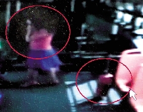 去年10月份的一天，一名女乘客打著電話下了車(chē)，包丟在了車(chē)上。(翻拍視頻)