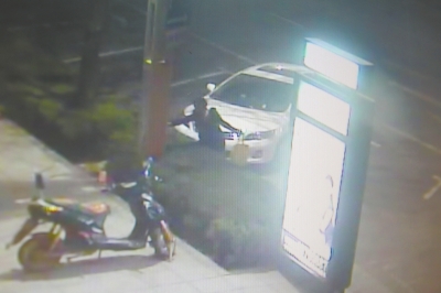 監(jiān)控視頻顯示，一名女子正在往路燈桿和路牌燈箱上噴涂。