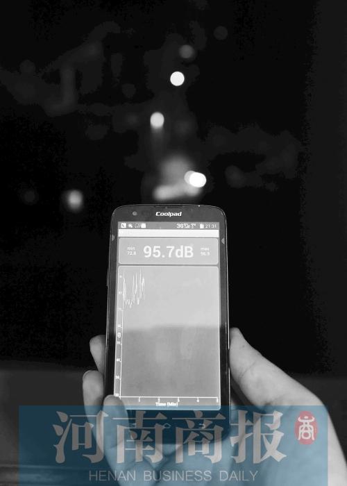 在黃先生家中，測得噪音為95.7分貝