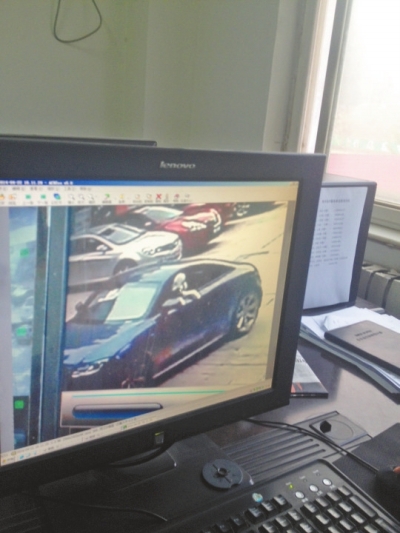 監(jiān)控錄像顯示，肇事車駕駛室內(nèi)有狗頭探出窗外。