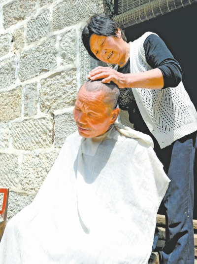 為了照顧兩個(gè)小叔，馬英專門(mén)學(xué)會(huì)了理發(fā)。