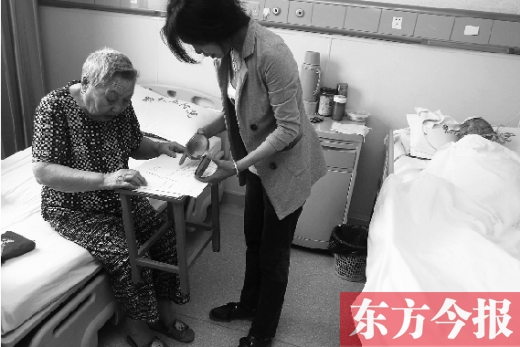 昨日，鄭大五附院二號樓住院部，馬老太寫下委托書，并簽字摁指印委托女兒代理為昏迷老伴解鎖取錢