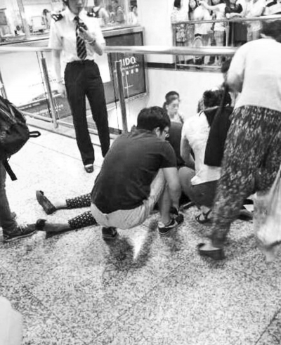 男子繼母被捅傷后跑到站內(nèi)，倒在了地上（圖片來自網(wǎng)絡(luò)）。