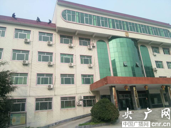 平輿縣三名農(nóng)民工政府大院跳樓討薪