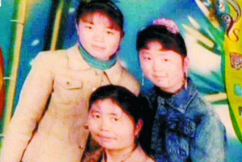 兩個(gè)女兒已長大成人,妻子也已歸來,這個(gè)分離12年的家庭,離幸福越來越近(翻拍)。