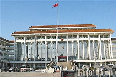 濮陽縣違規(guī)、超標修建的縣委、縣政府辦公樓。新華社發(fā)發(fā)布