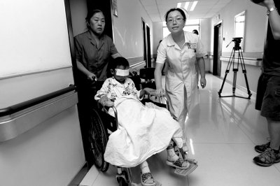 昨天，斌斌被推出病房，準(zhǔn)備換藥。記者 譚青/攝