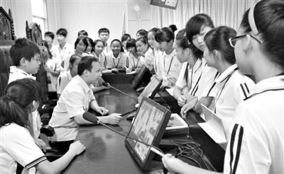 2013年5月30日，結(jié)合當(dāng)前國(guó)內(nèi)民眾普遍關(guān)注的“校長(zhǎng)開(kāi)房”、“強(qiáng)奸猥褻”等事件，廣西上思縣人民法院邀請(qǐng)中小學(xué)生到法院觀摩案件的庭審，提高他們的守法、維權(quán)意識(shí)。圖/IC