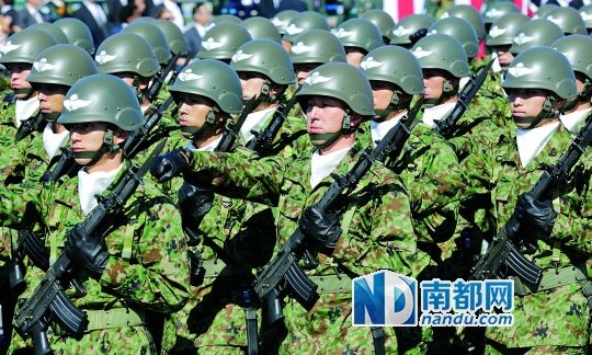 10月27日，日本自衛(wèi)隊(duì)舉行閱兵儀式