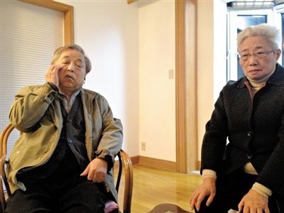 前晚，年過七旬的劉光嘉及妻子向記者講述強(qiáng)拆經(jīng)過。