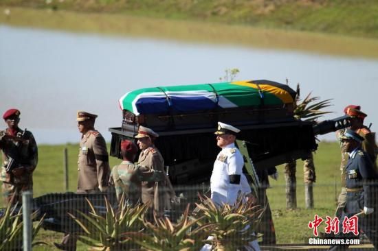 圖為南非海、陸、空三軍首腦為曼德拉護(hù)靈。宋方燦 攝