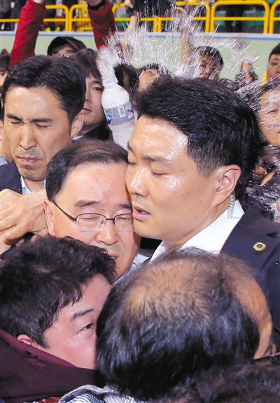 17日，鄭烘原（中）會見乘客家屬時，遭到家屬辱罵、潑水。