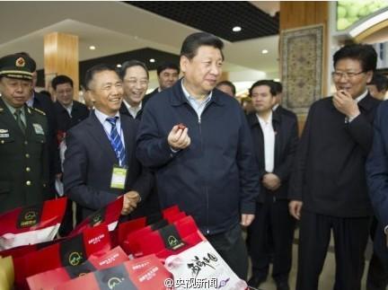 習(xí)近平品新疆美食:不辭長作新疆人 習(xí)近平品新疆美食:不辭長作新疆人