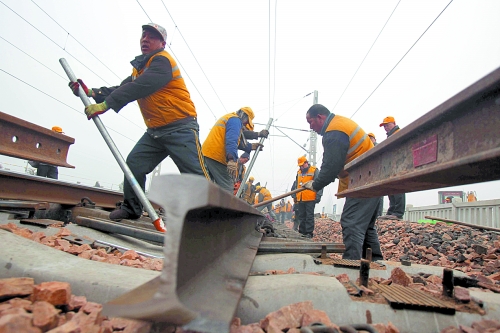 百年京廣鐵路為南水北調(diào)總干渠“讓路” 百年京廣鐵路為南水北調(diào)總干渠“讓路”
