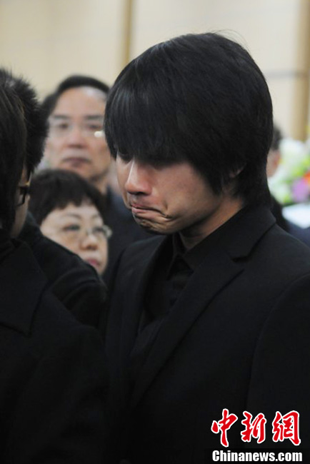 韓寒到場痛哭流淚。