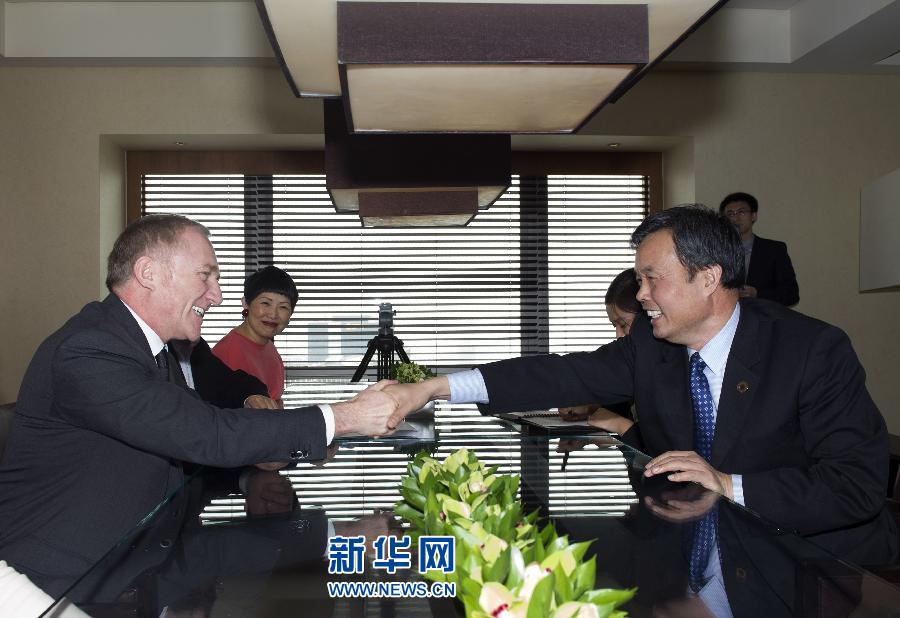 4月26日，國家文物局副局長宋新潮代表中方向法國有關方面負責人表示感謝。當日，法國皮諾家族在北京宣布