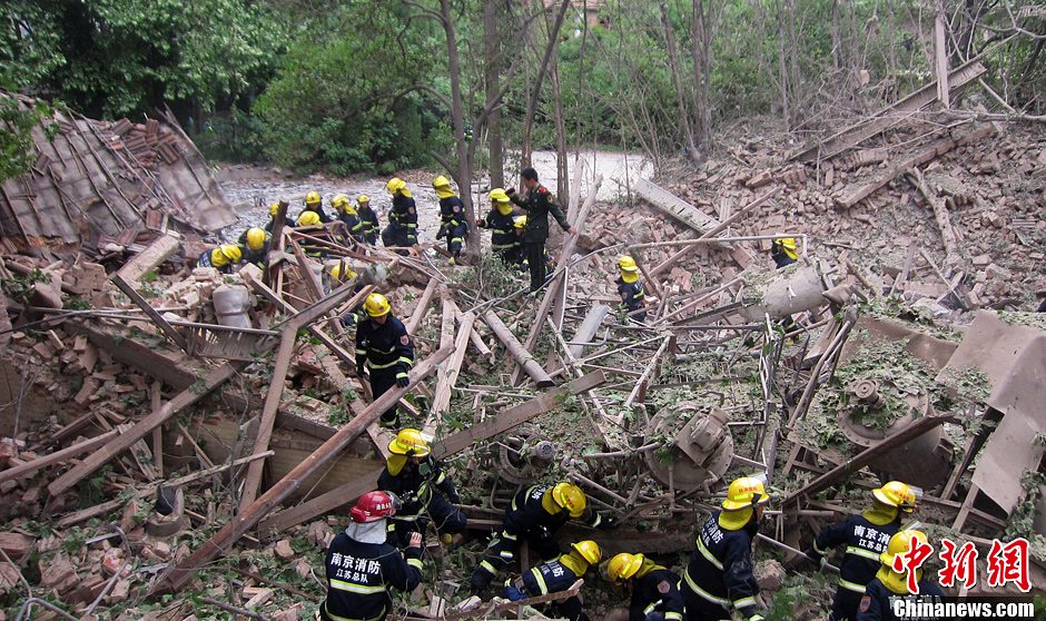 圖為南京消防隊員在現(xiàn)場搜救。中新社發(fā) 梅亮 攝